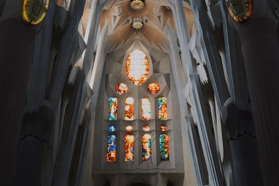 教堂的彩色玻璃装饰

